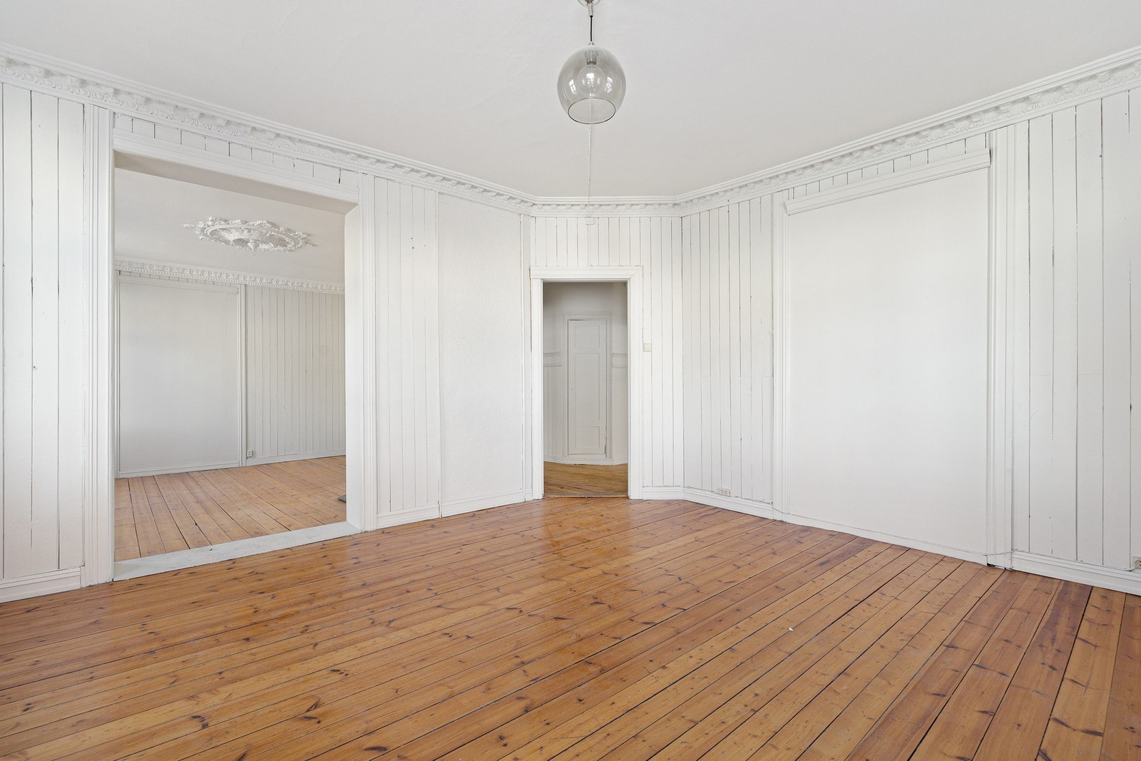 God plass til sofagruppe og underholdningsavdeling. Galleribilde