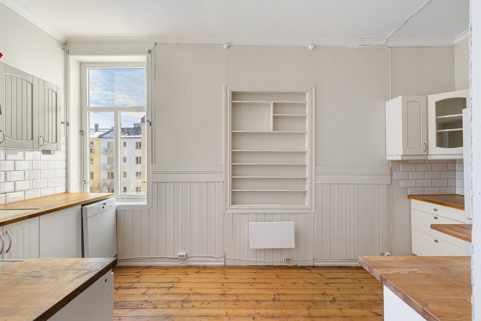 Separat kjøkken med eldre standard. Galleribilde