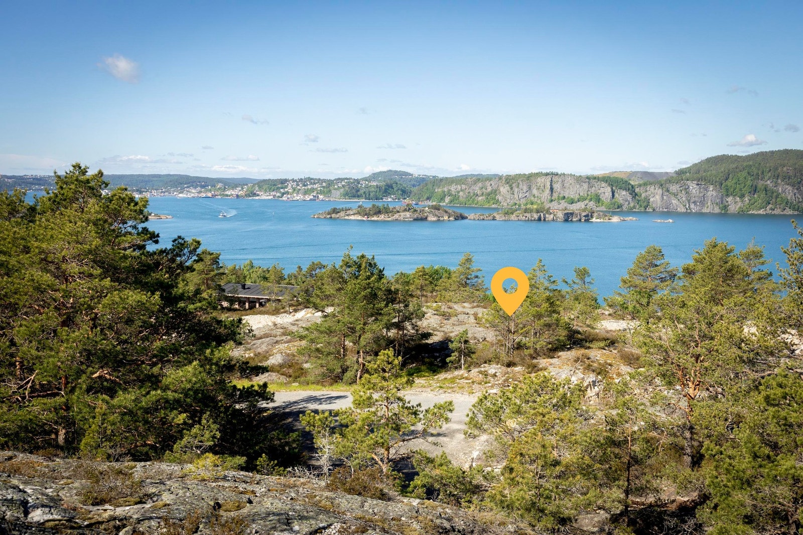 Tomt 8 ligger ca i pilens retning.
Flott utsikt mot Kragerø og utover sjøen! Galleribilde