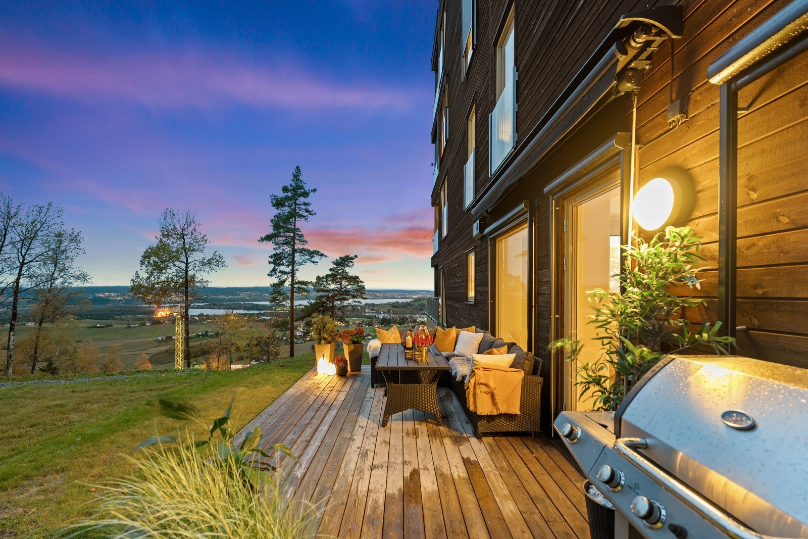 Denne flotte markterrassen er på hele 16 kvm! Ypperlig for gjester, solrike dager og sene kvelder. En stor elektrisk markise er montert for en ekstra lun følelse når været enten er for varmt, eller for dårlig. Galleribilde