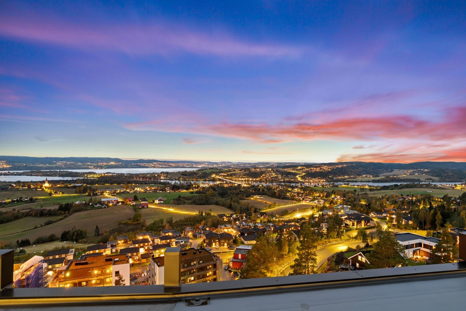 Flott utsikt fra leiligheten og fra takterrassen. Galleribilde
