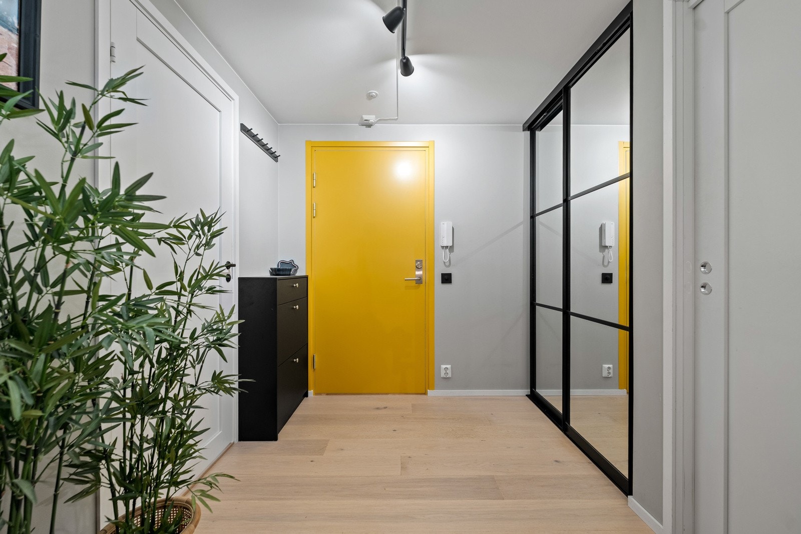 Entré med god plass til oppbevaring i skyvedørsgarderobe, i tillegg til plass til kommode eller ekstra møblement Galleribilde