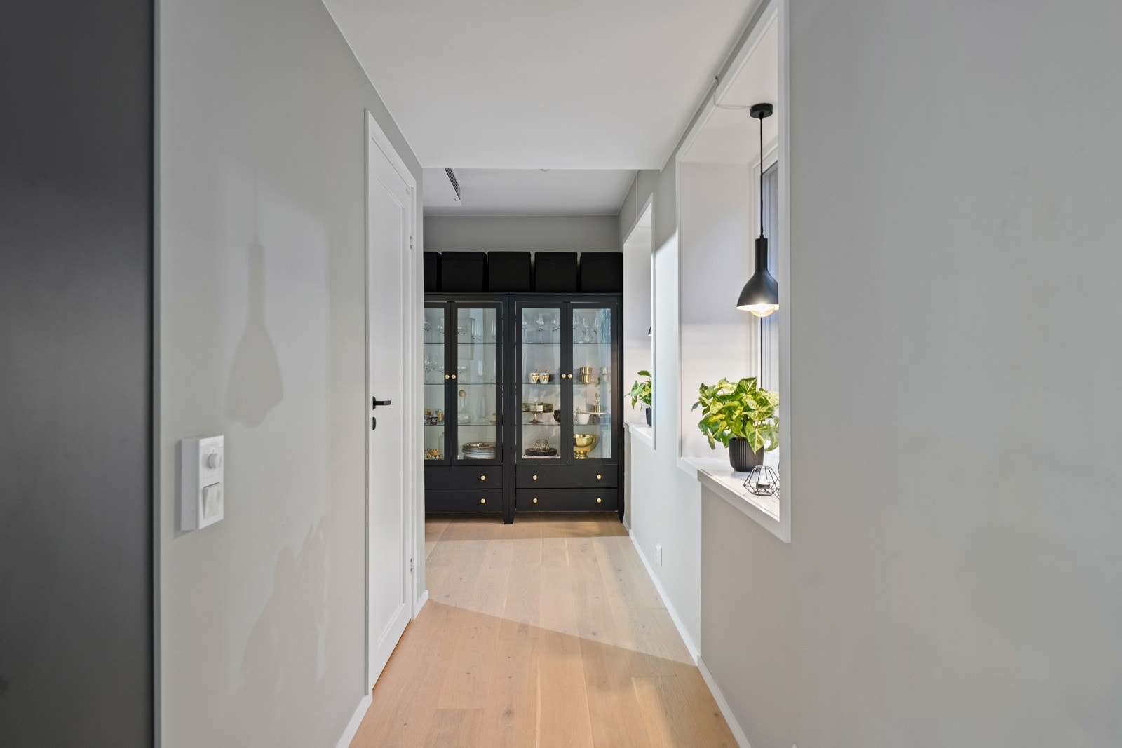 Gangen har plass til elegante vitrineskap eller andre oppbevaringsløsninger. Galleribilde