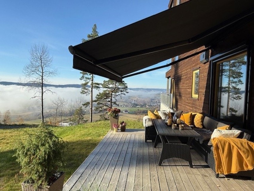 Fantastisk flott markterrasse med stor fin markise som gir en lun og koselig uteplass. Galleribilde