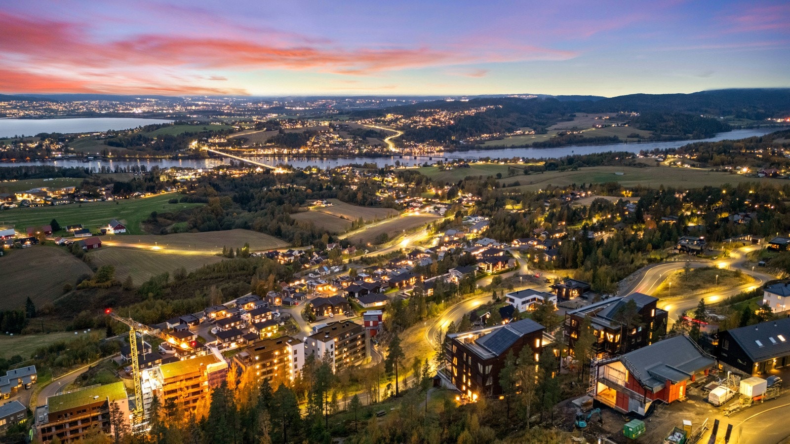 Beliggenheten gir også kort vei til offentlig kommunikasjon og hovedveier, noe som gjør pendling til både Lillestrøm, Oslo og resten av Viken enkelt og effektivt. Galleribilde