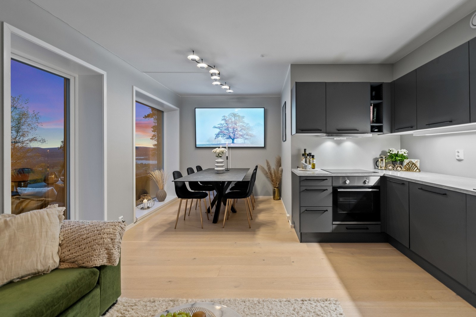 Stuen har store vindusflater som gir rikelig med lys. Herfra er det direkte utgang til markterrasse. Videre er det påkostet med screens på alle vinduer i stuen. Galleribilde