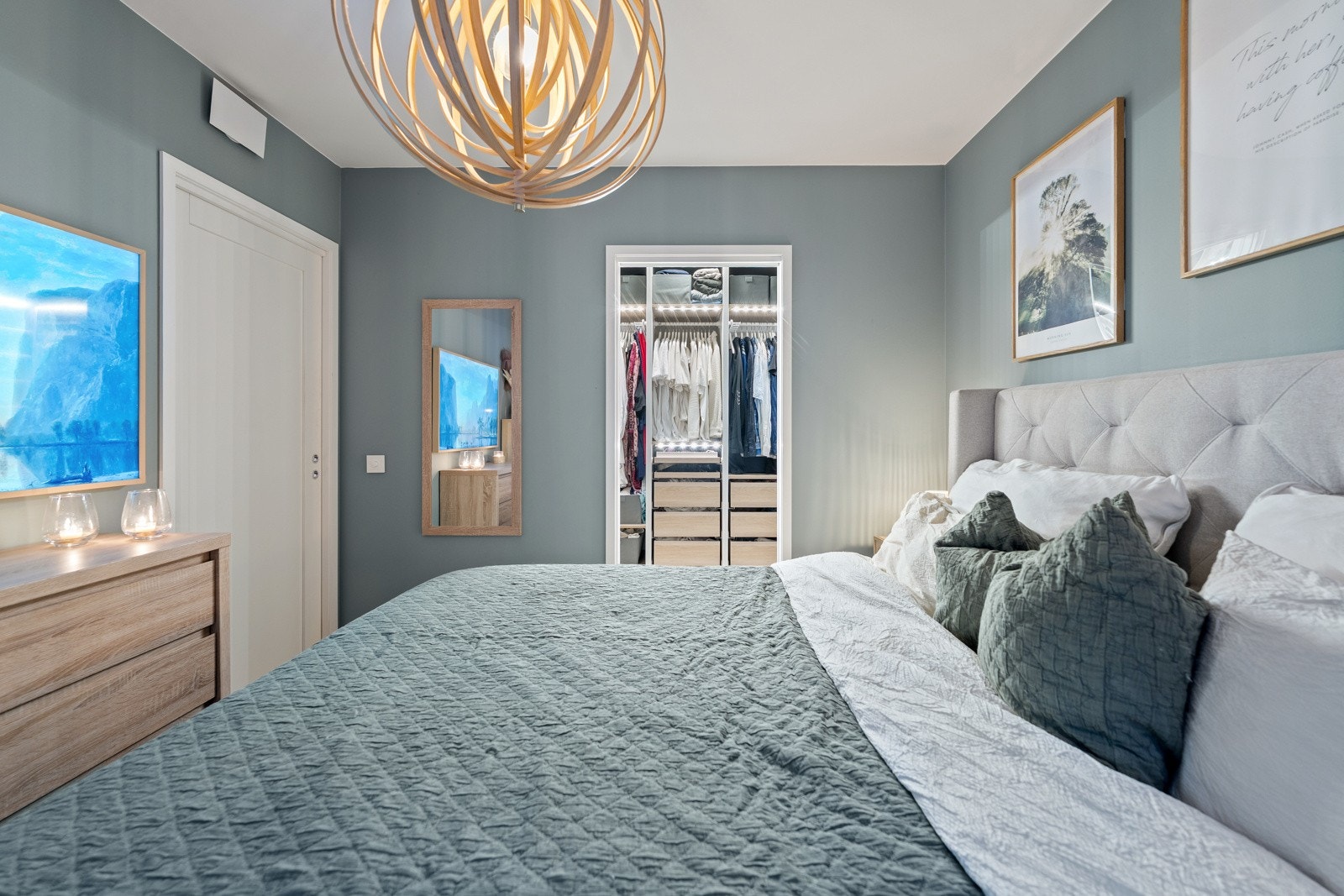 Lekkert hovedsoverom med egen walk-in closet og plass til dobbeltseng, nattbord, kommode, TV og annet møblement. Galleribilde