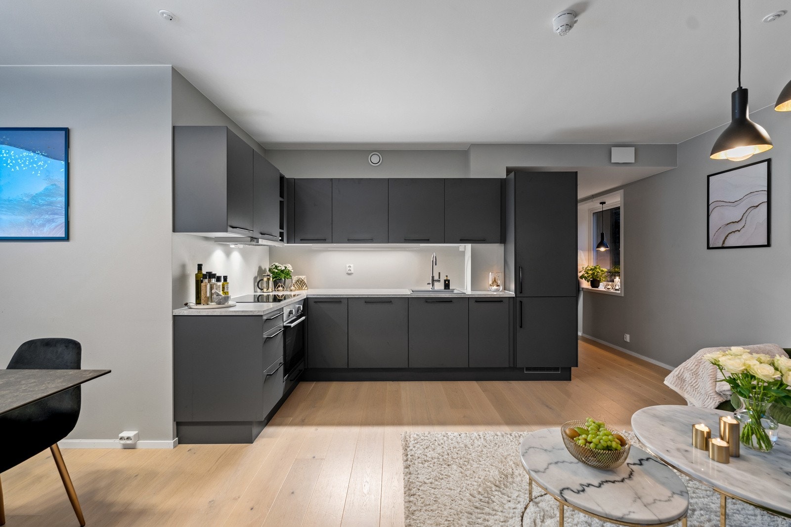 Kjøkken med god standard fra 2021 og moderne innredning med glatte fronter i tidsriktige farger. Galleribilde