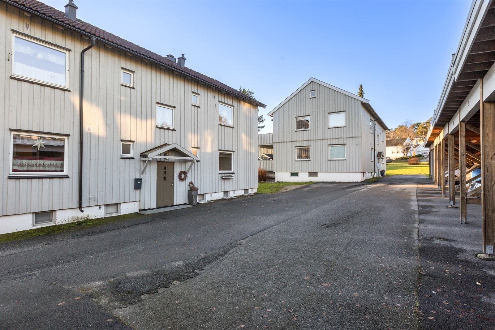 Det medfølger en plass i carport Galleribilde
