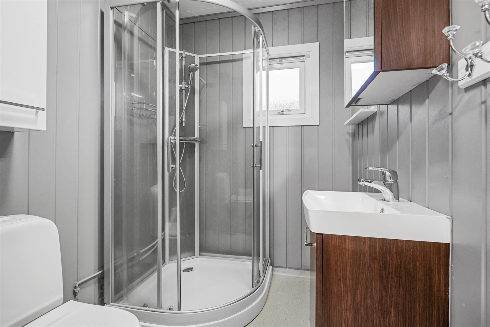 Badet har installert dusjkabinett, vask med underskap og toalett Galleribilde