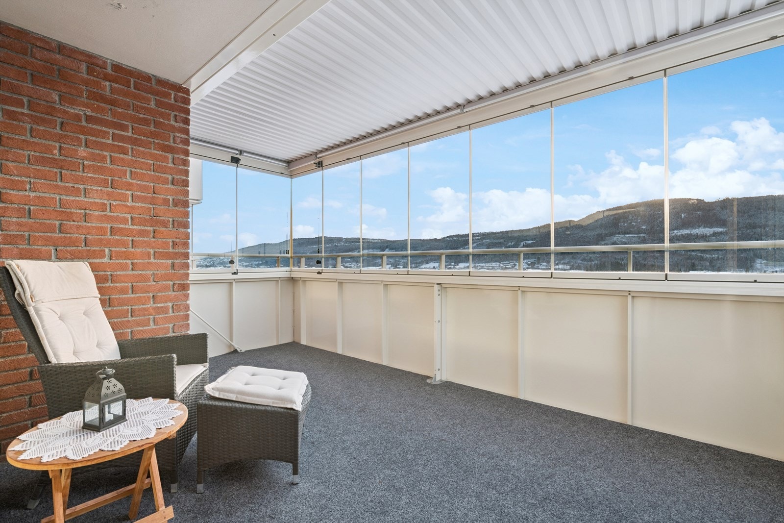 Innglasset solrik balkong Galleribilde