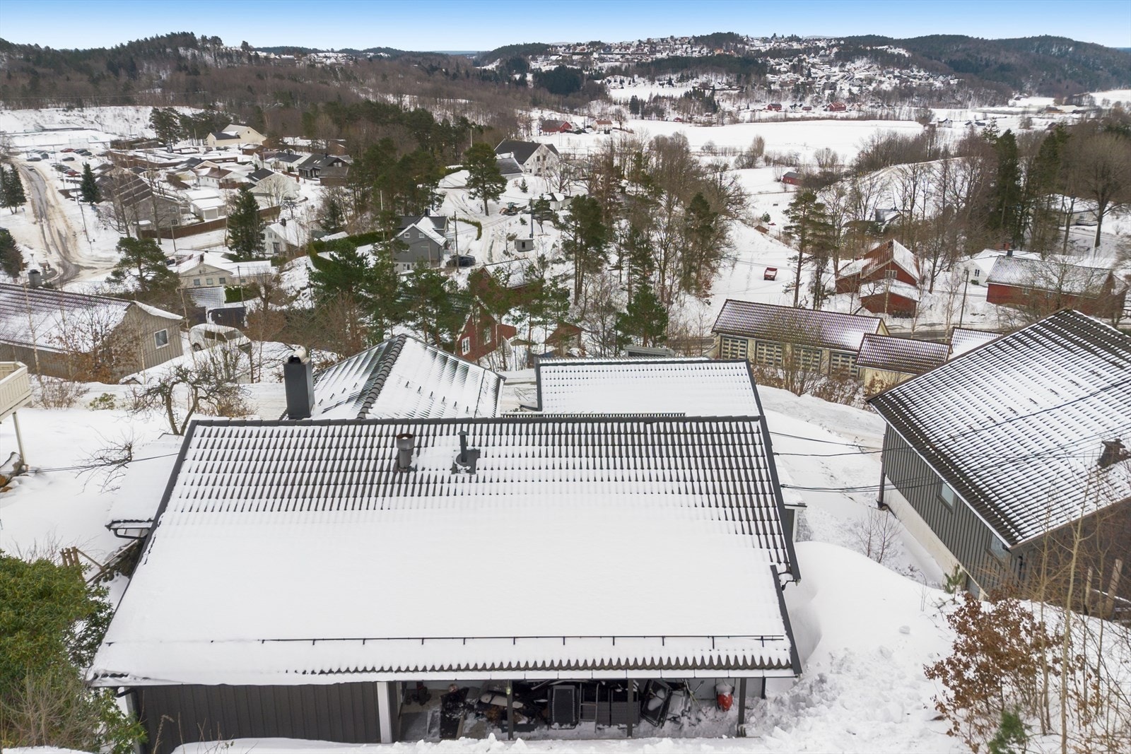Eiendommen ligger høyt og fritt med en tomt som skråner mot sør. Flott utsikt! Galleribilde