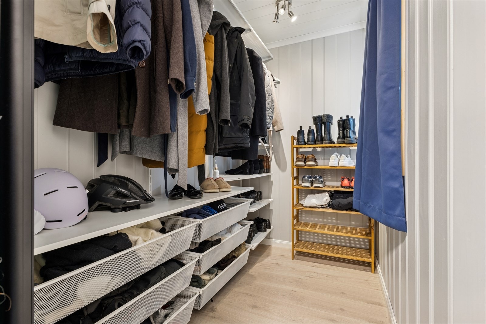 Soverom 2 har praktisk garderobe/bod som gir gode lagringsmuligheter. Galleribilde