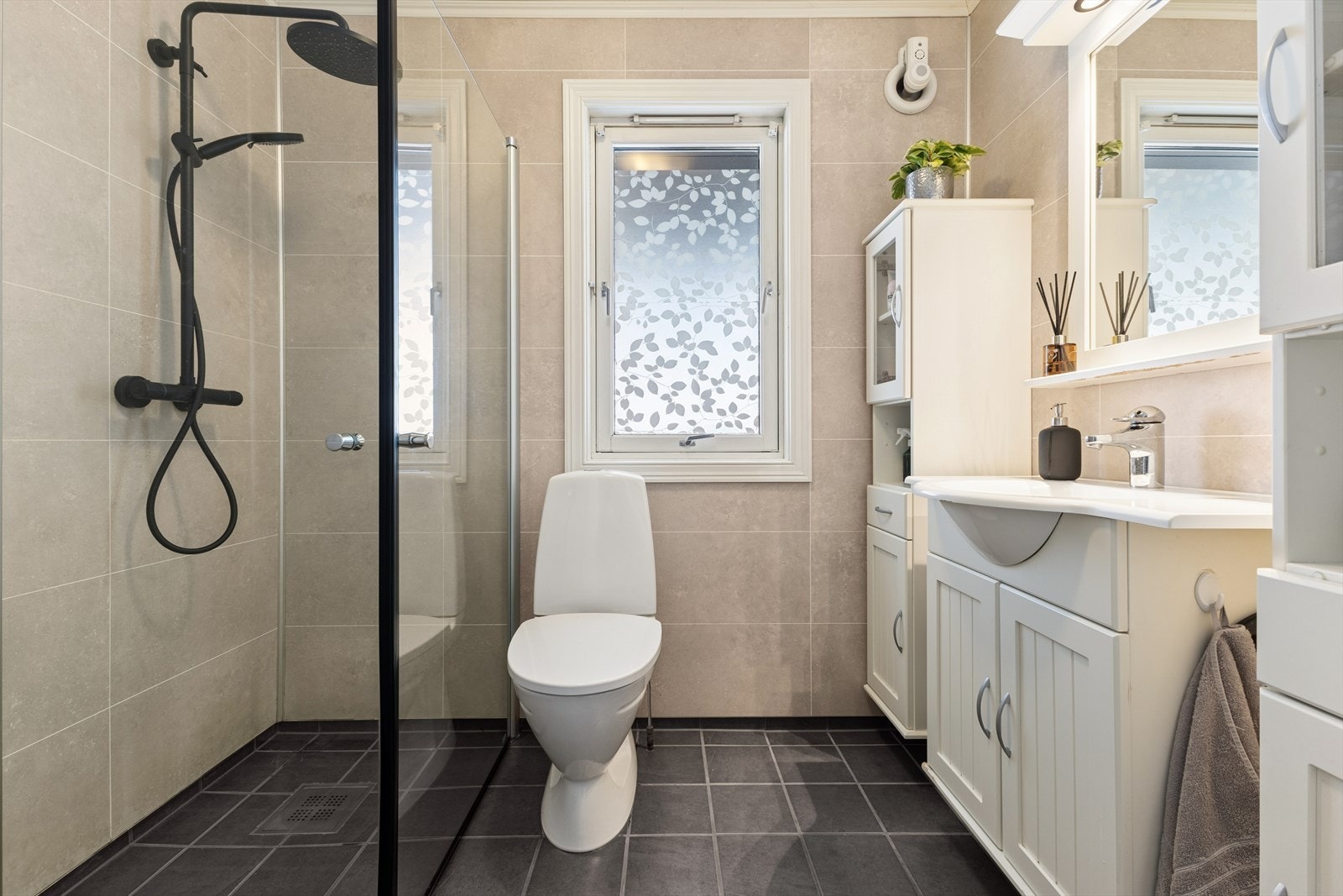 Badet ble renovert i 2015, med flislagt gulv og baderomsplater på vegg. Galleribilde