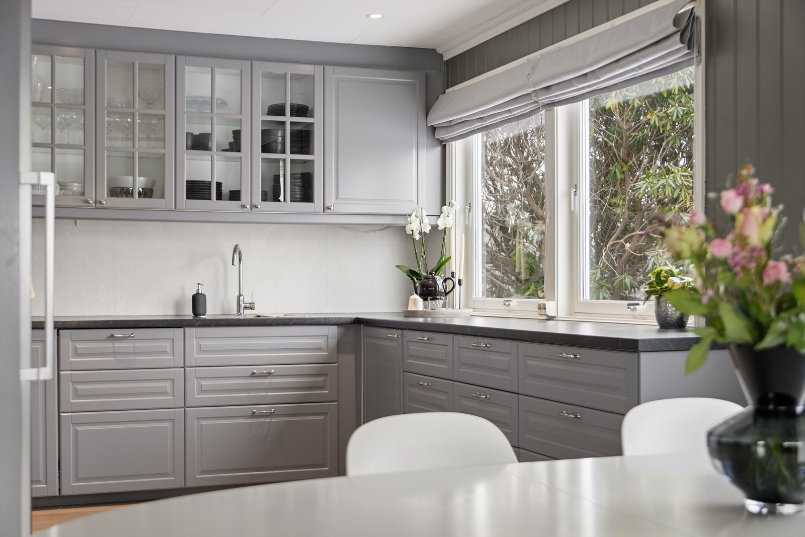 Godt med skap- og benkeplass gir rikelig med rom for matlaging. Galleribilde