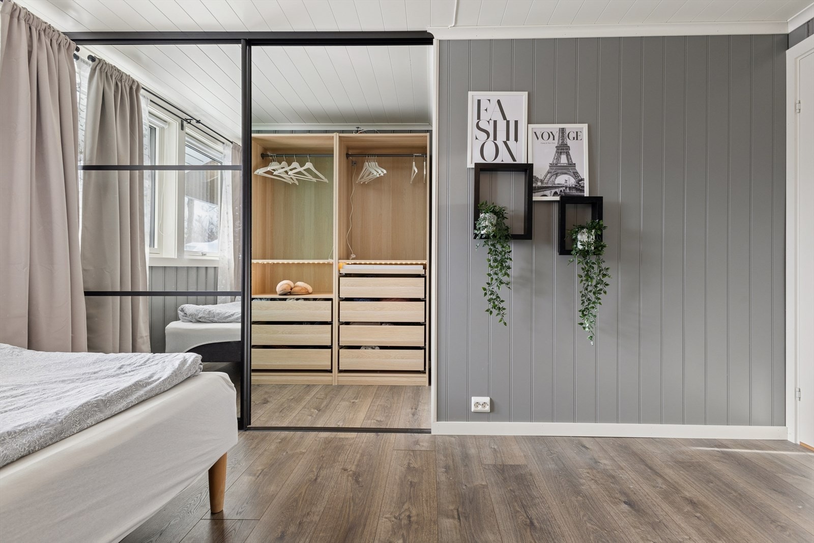 Smart garderobeløsning med skyvedører. Galleribilde