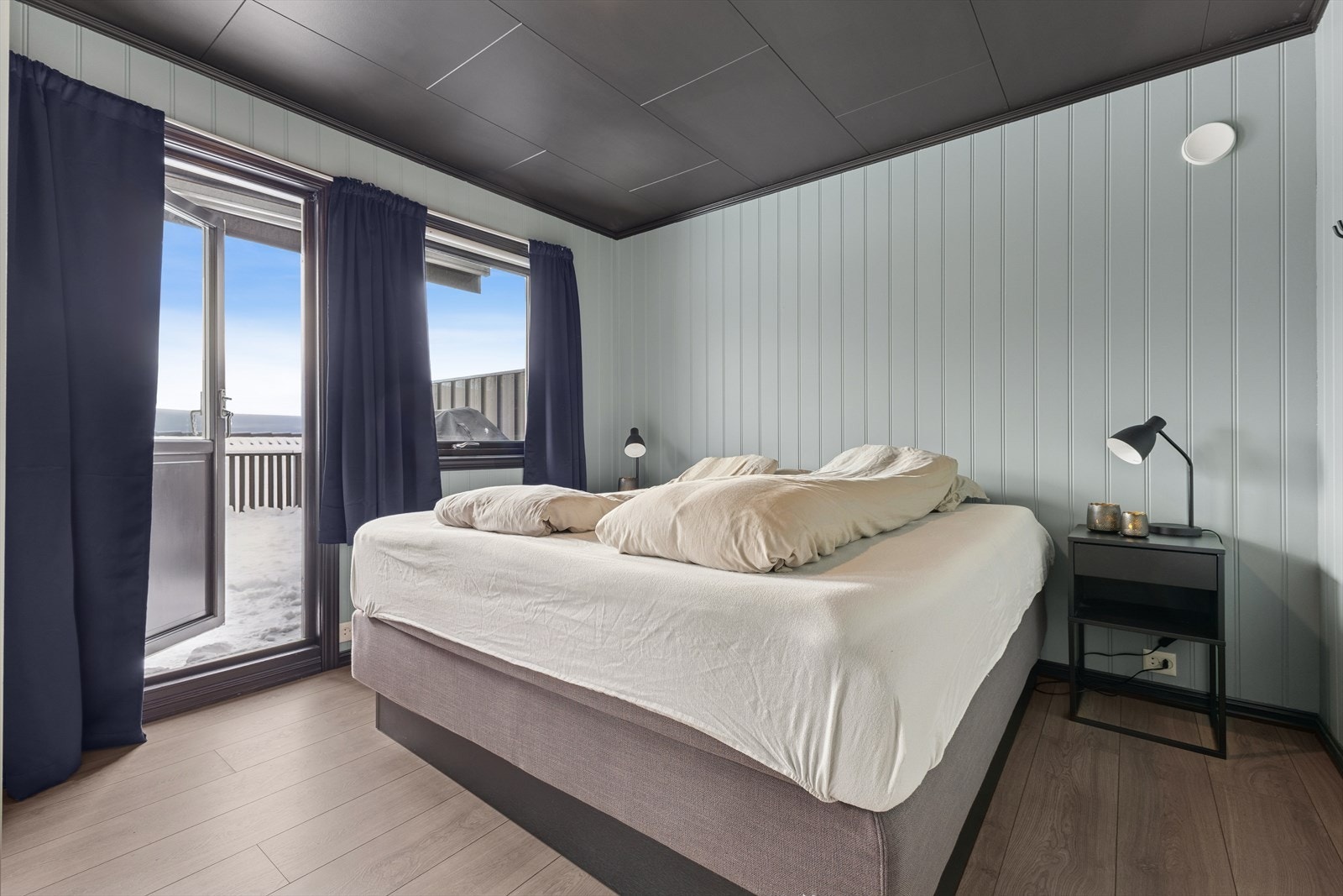 Etasjen har 3 soverom av god størrelse, herav ett med utgang til terrasse. Vinduene på disse rommene er av nyere dato. Galleribilde