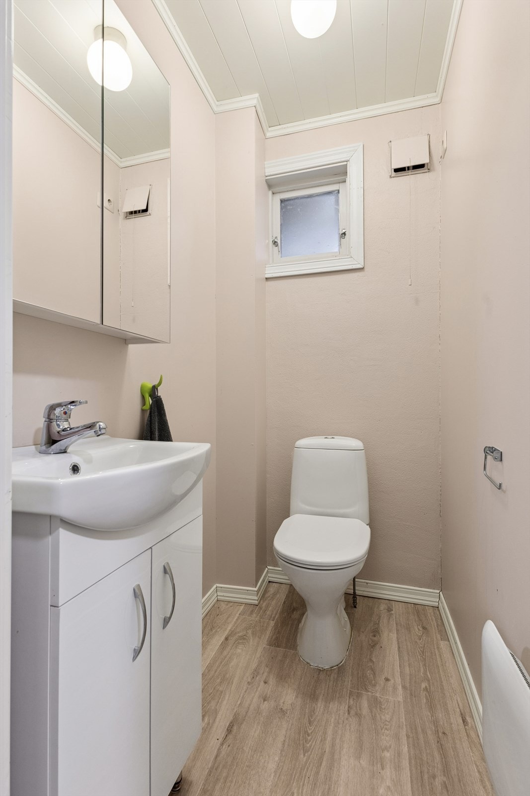 I tillegg til de to badene har boligen et separat toalettrom - Belegg på gulv, malte plater på vegger og malt panel i himlingen. Rommet er utstyrt med servant og klosett. Galleribilde