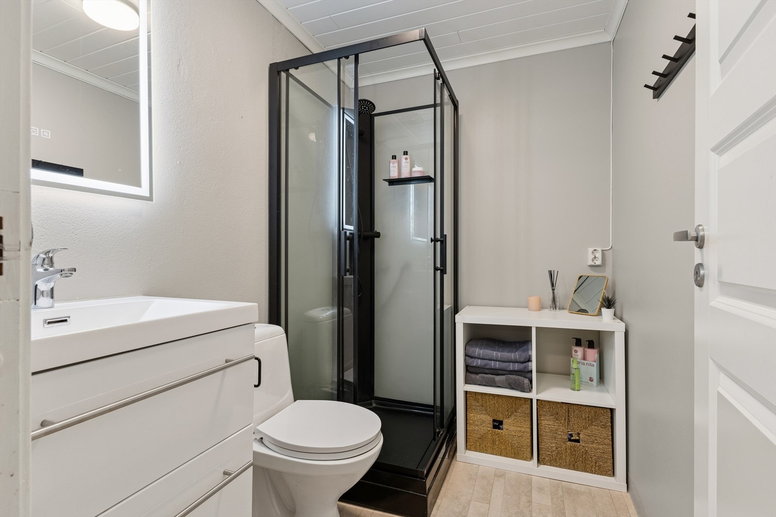 Moderne bad, renovert i 2020. Gulvet har belegg, mens veggene har malte plater og murpuss. Galleribilde