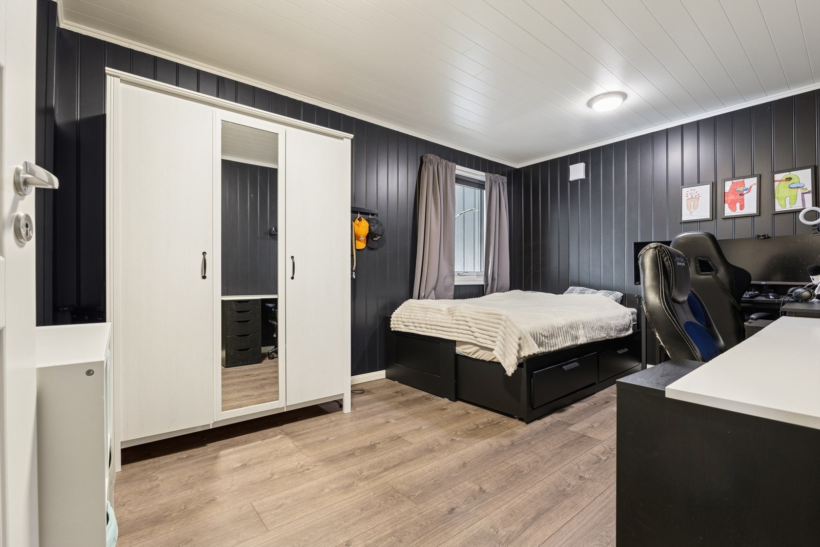 Rom etablert. Rommene "sport/hobby+klær" er idag slått sammen til soverom 3. Ikke omsøkt. Galleribilde