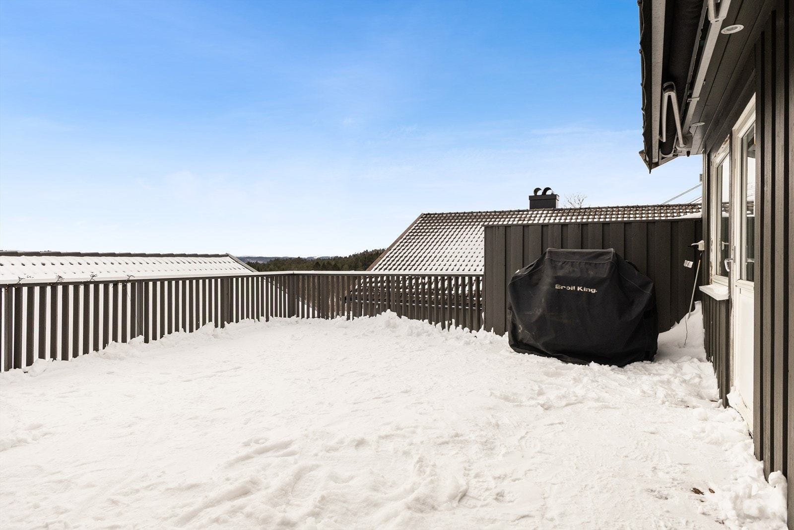 Den store verandaen har god plass til utemøbler. God UV. Galleribilde