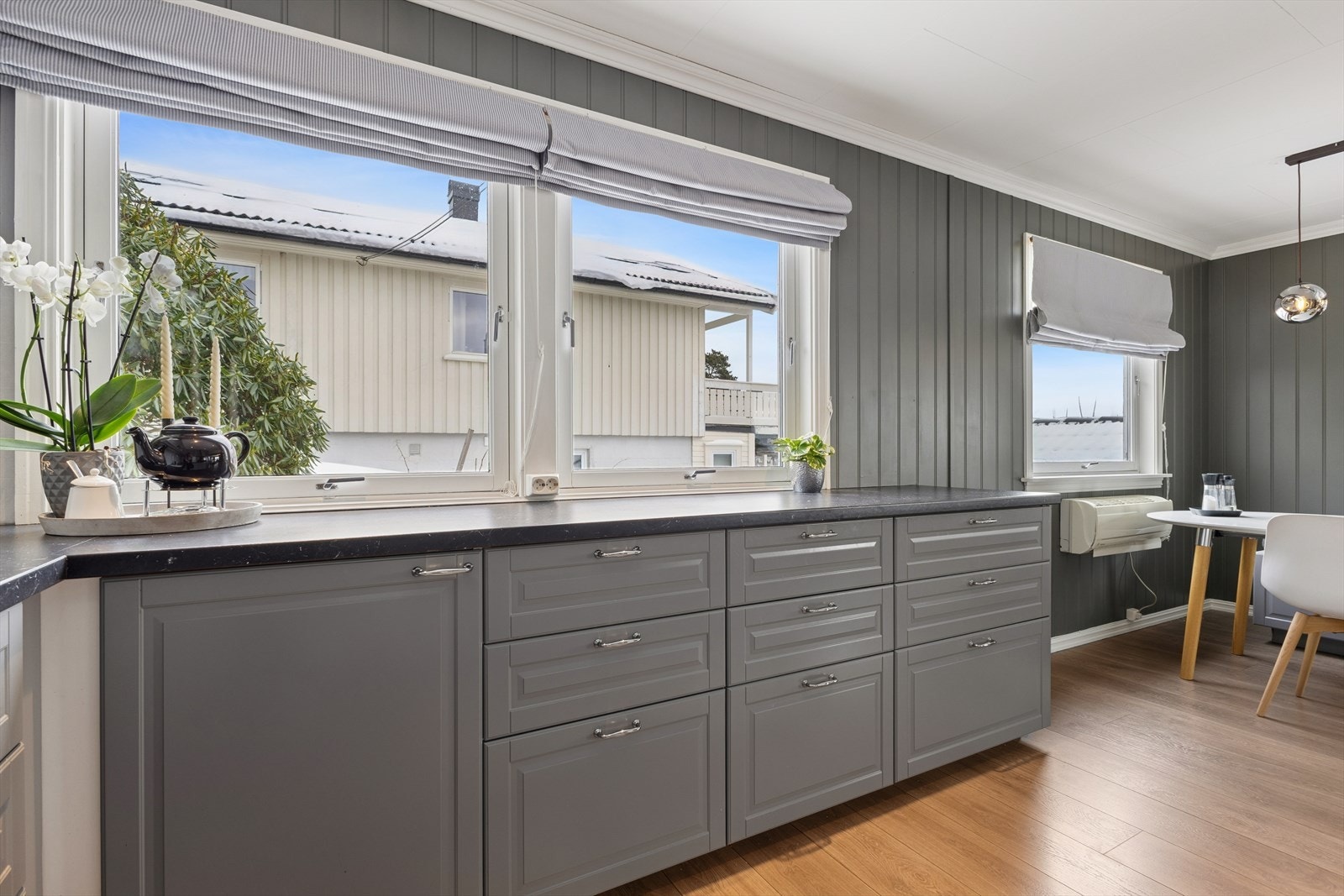 Benkeplaten i laminat er slitesterk og enkel å vedlikeholde. Galleribilde