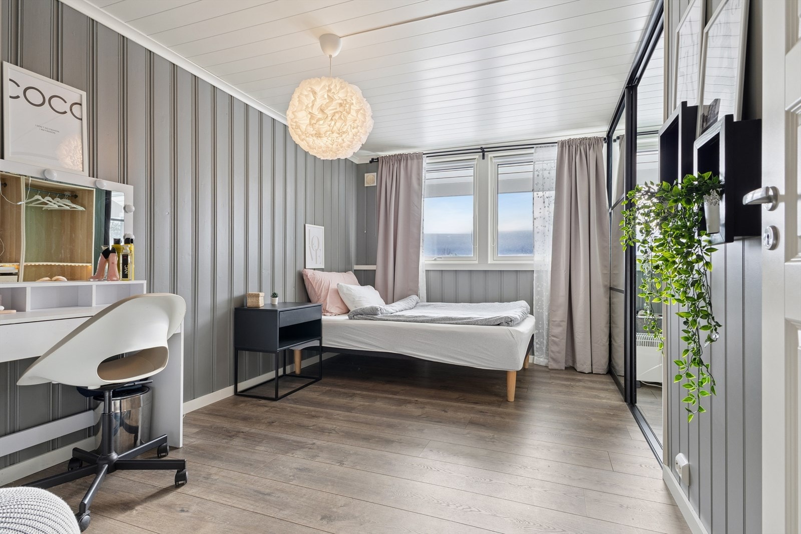 Etasjen har 2 romslige soverom. De fleste vinduene i denne etasjen ble byttet i 2024. Ett av rommene er utstyrt med varmefolie i gulvet. Galleribilde