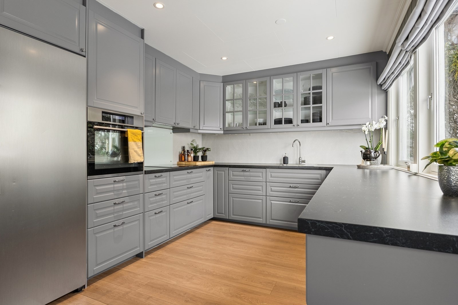 Kjøkkenet ble oppgradert i 2018 og har en funksjonell innredning med profilerte fronter. Galleribilde