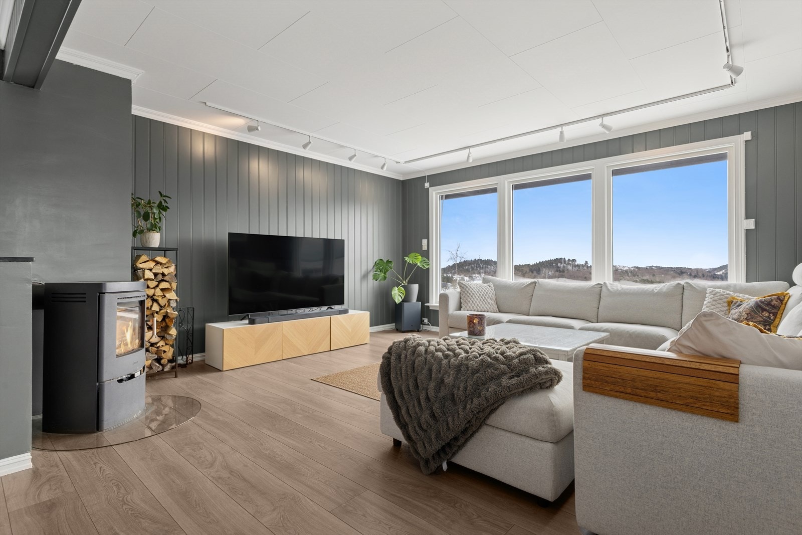 Den store stuen har rikelig med plass for en romslig sofagruppe og tv-møblement. Flott utsikt fra stuen. Galleribilde