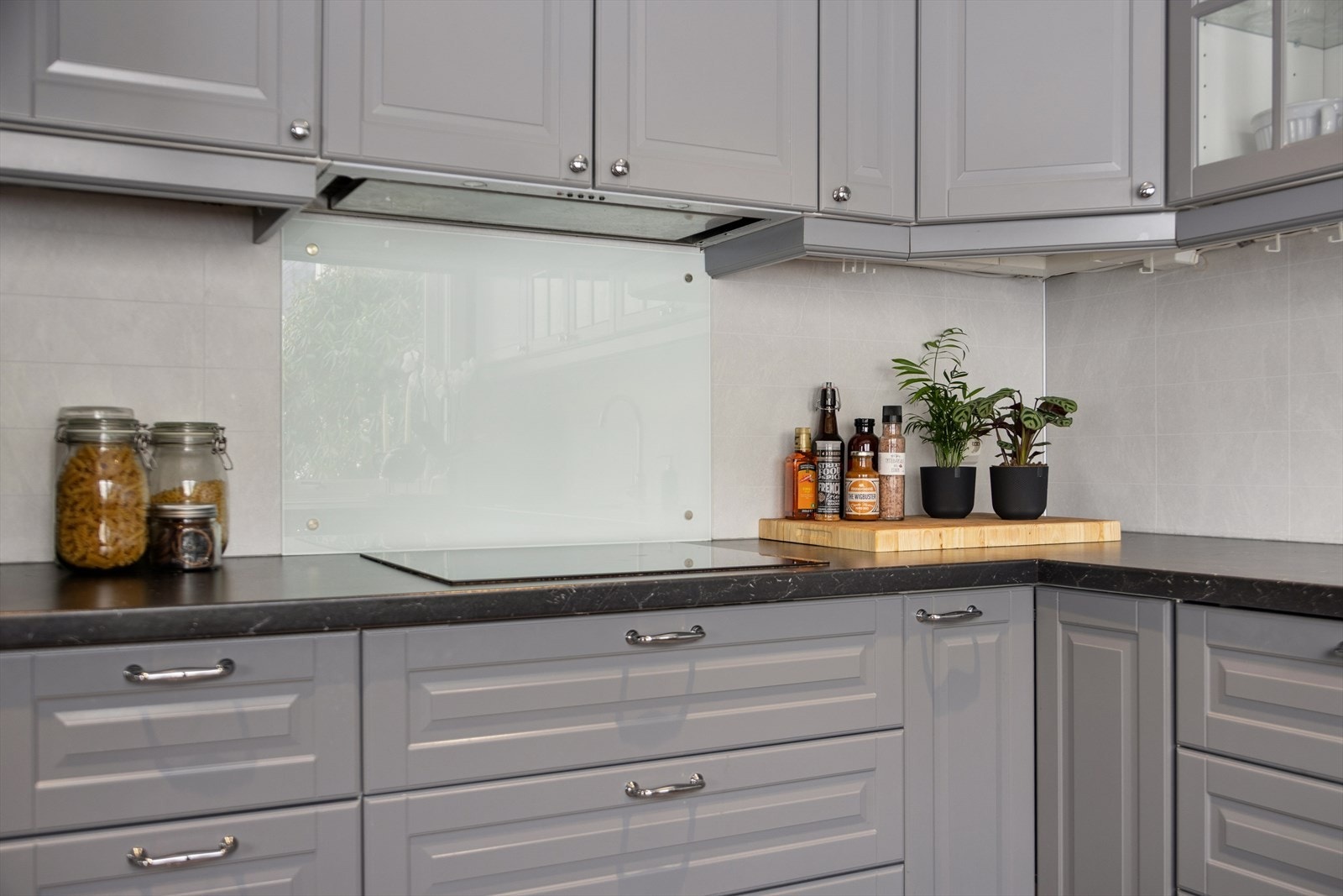 Kjøkkenet er utstyrt med funksjonell kjøkkenventilator og integrert platetopp. Galleribilde