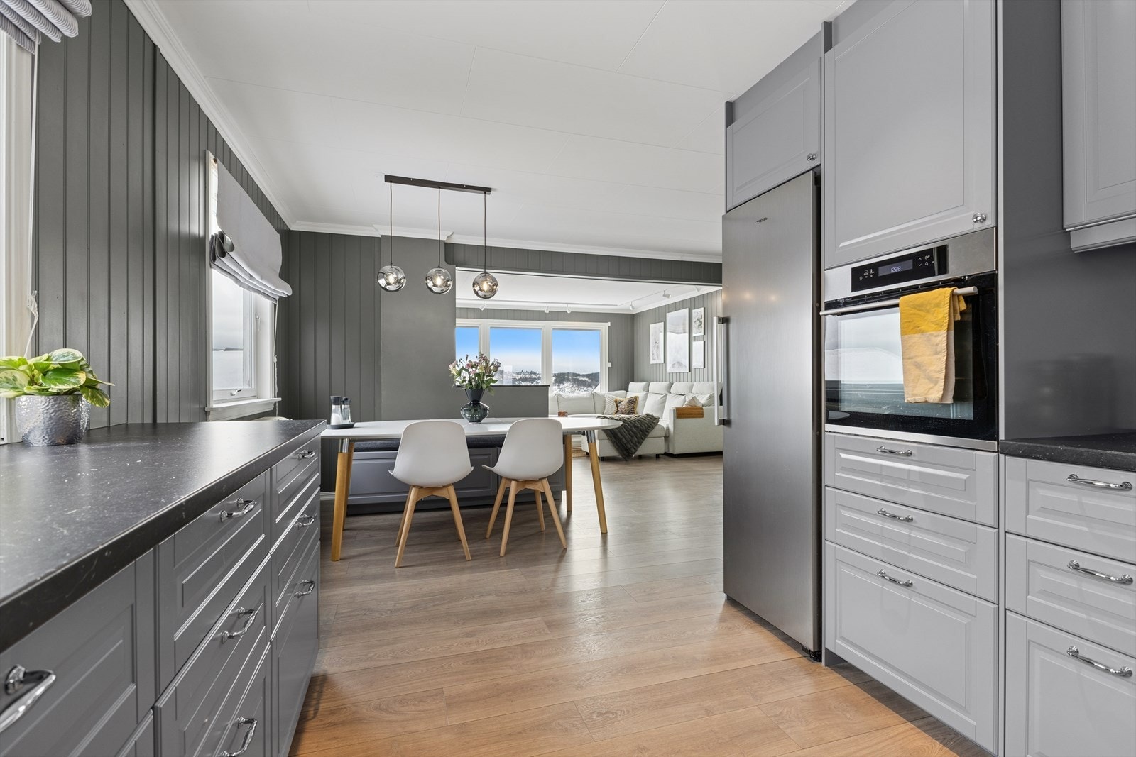 Fin spiseplass og kjøkkenløsning. Galleribilde