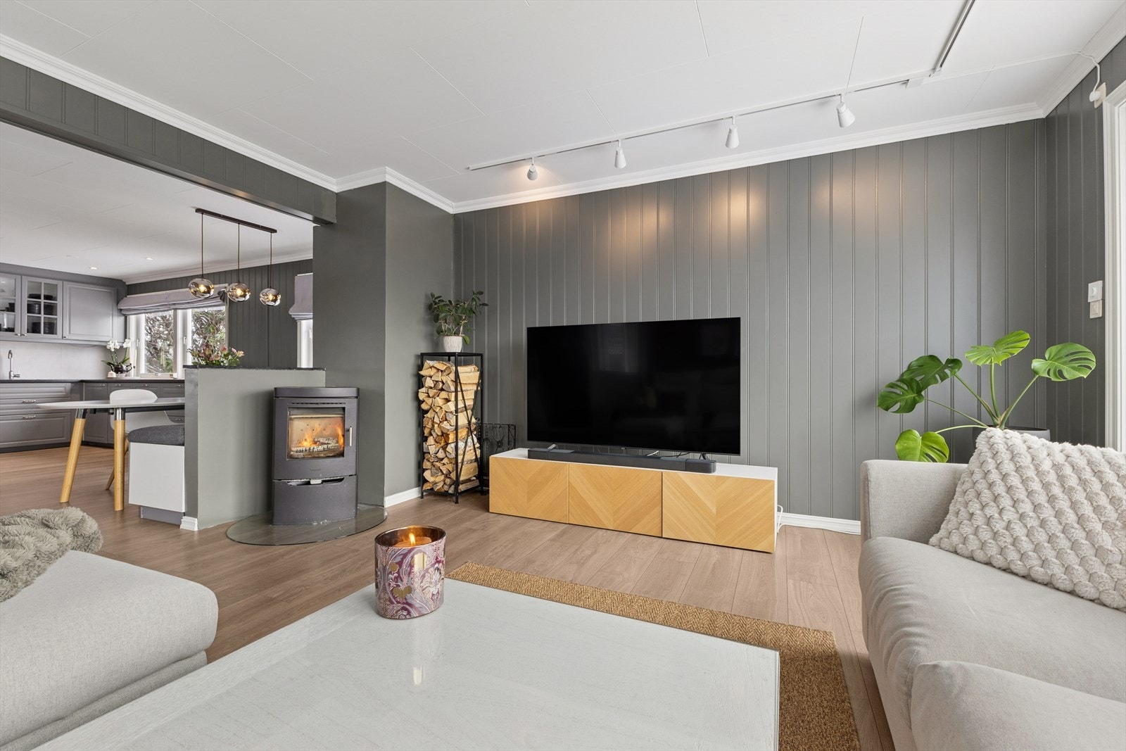 Det er både varmepumpe og vedovn i stue/kjøkken. Galleribilde