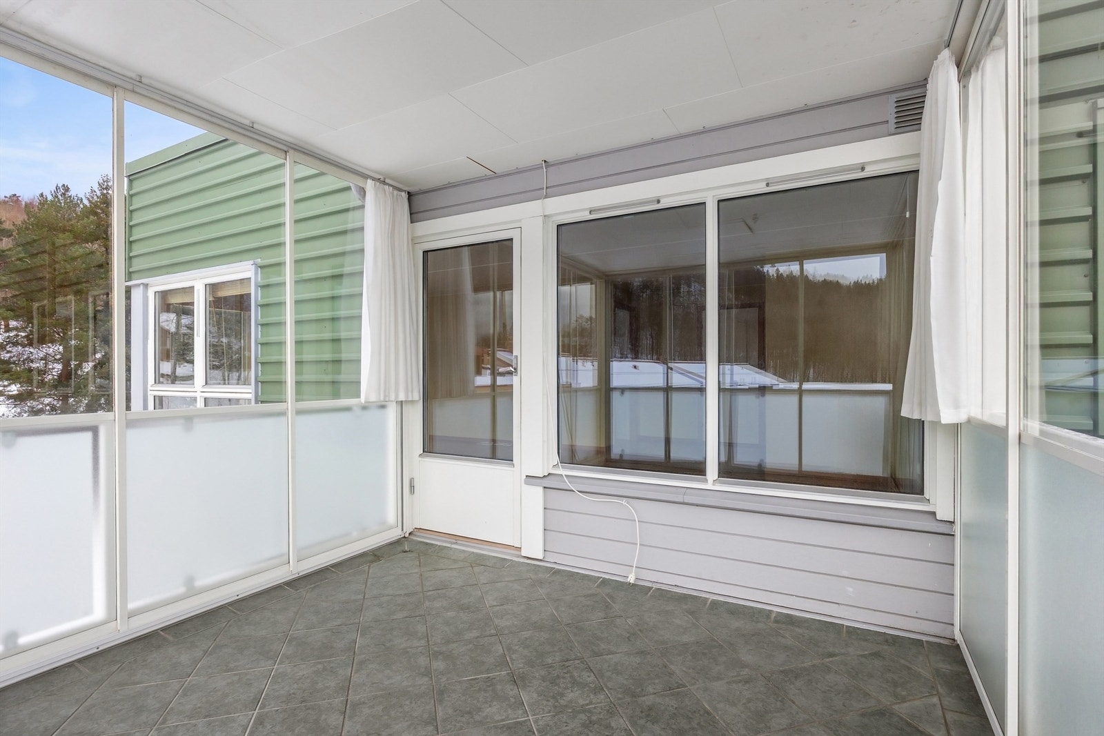 Fra stuen er det utgang til en stor innglasset balkong Galleribilde