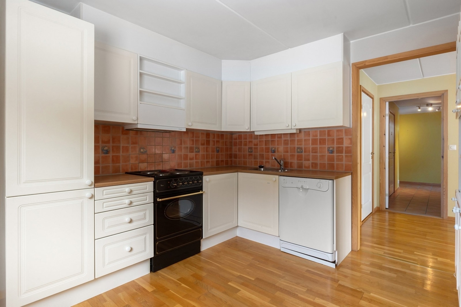 Separat kjøkken med adkomst fra stuen Galleribilde