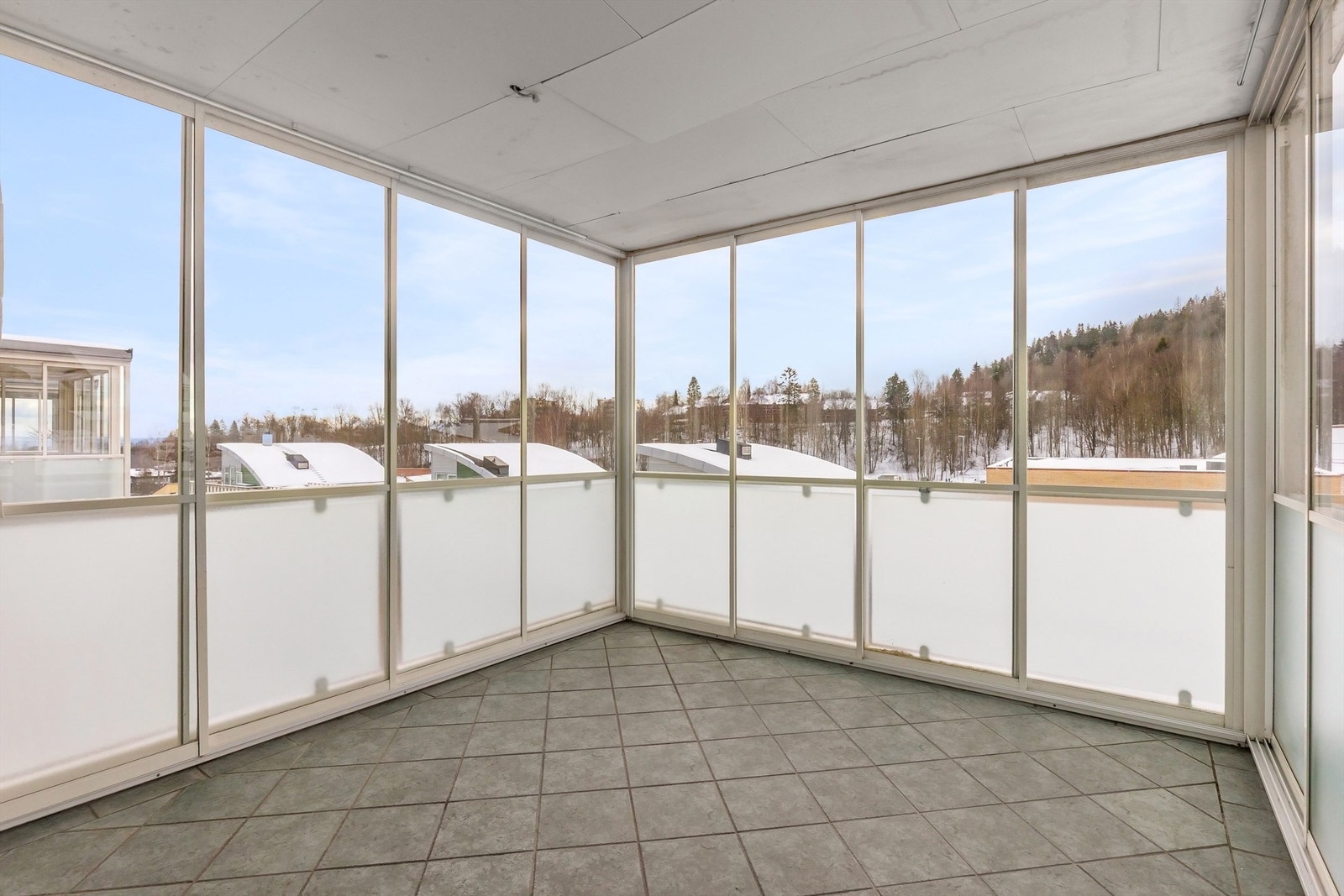 Leiligheten kan by på både en flott innglasset balkong på 10 kvm og en stor takterrasse på 37 kvm Galleribilde