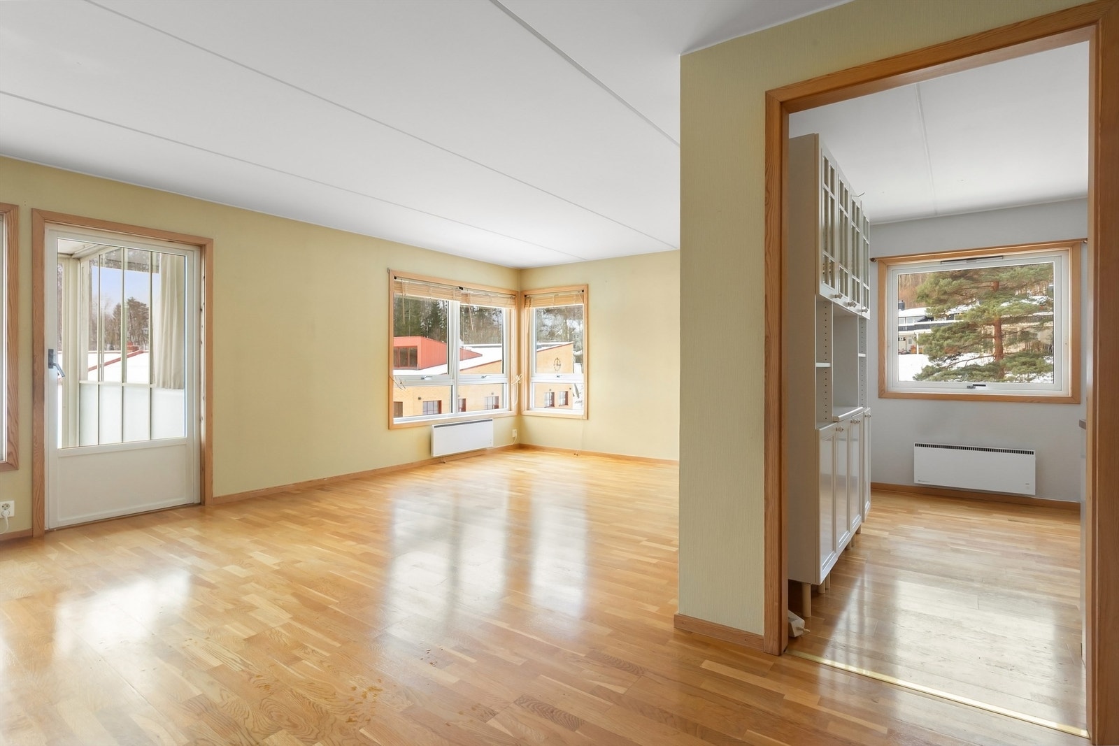 Stuen oppleves lys og luftig hvor det er enkelt å trives Galleribilde