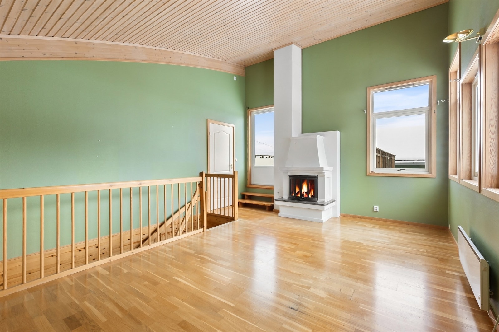 Stor og luftig peisestue i øverste etasje Galleribilde