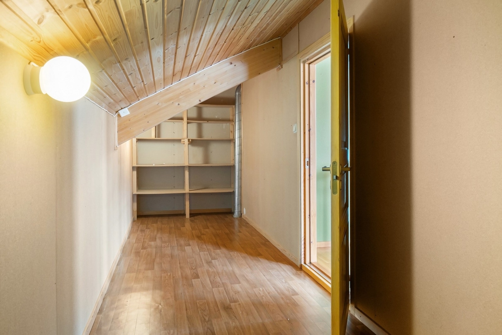 Romslig bod / garderoberom Galleribilde