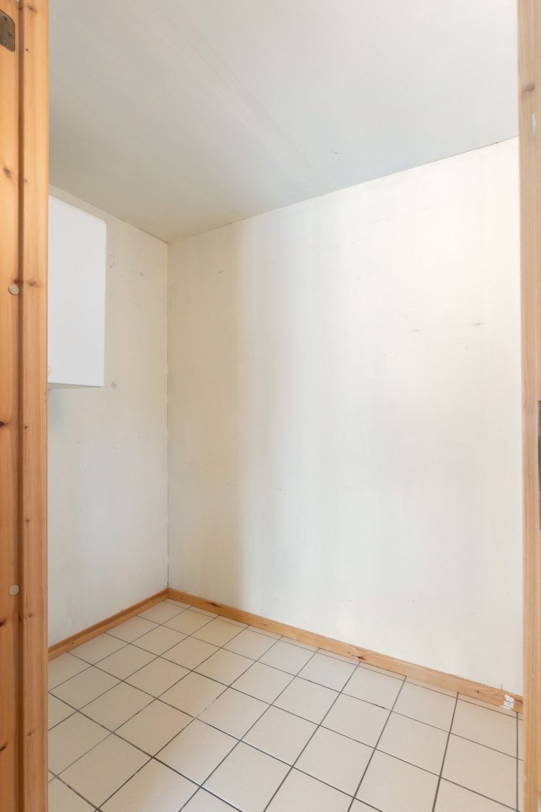 Romslig bod mellom gangen og kjøkkenet. Her er det for øvrig opplegg for vaskemaskin, men ikke sluk/automatisk vannstoppventil Galleribilde