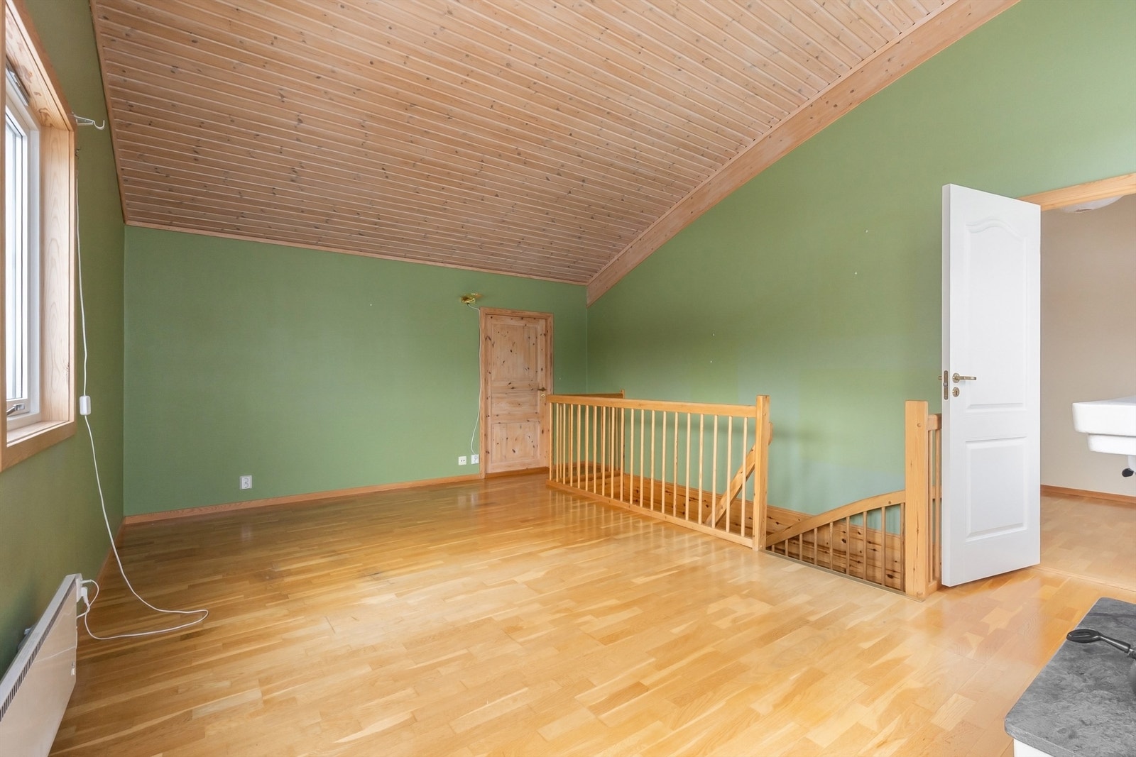 Stuen har god takhøyde som gir en god romfølelse Galleribilde