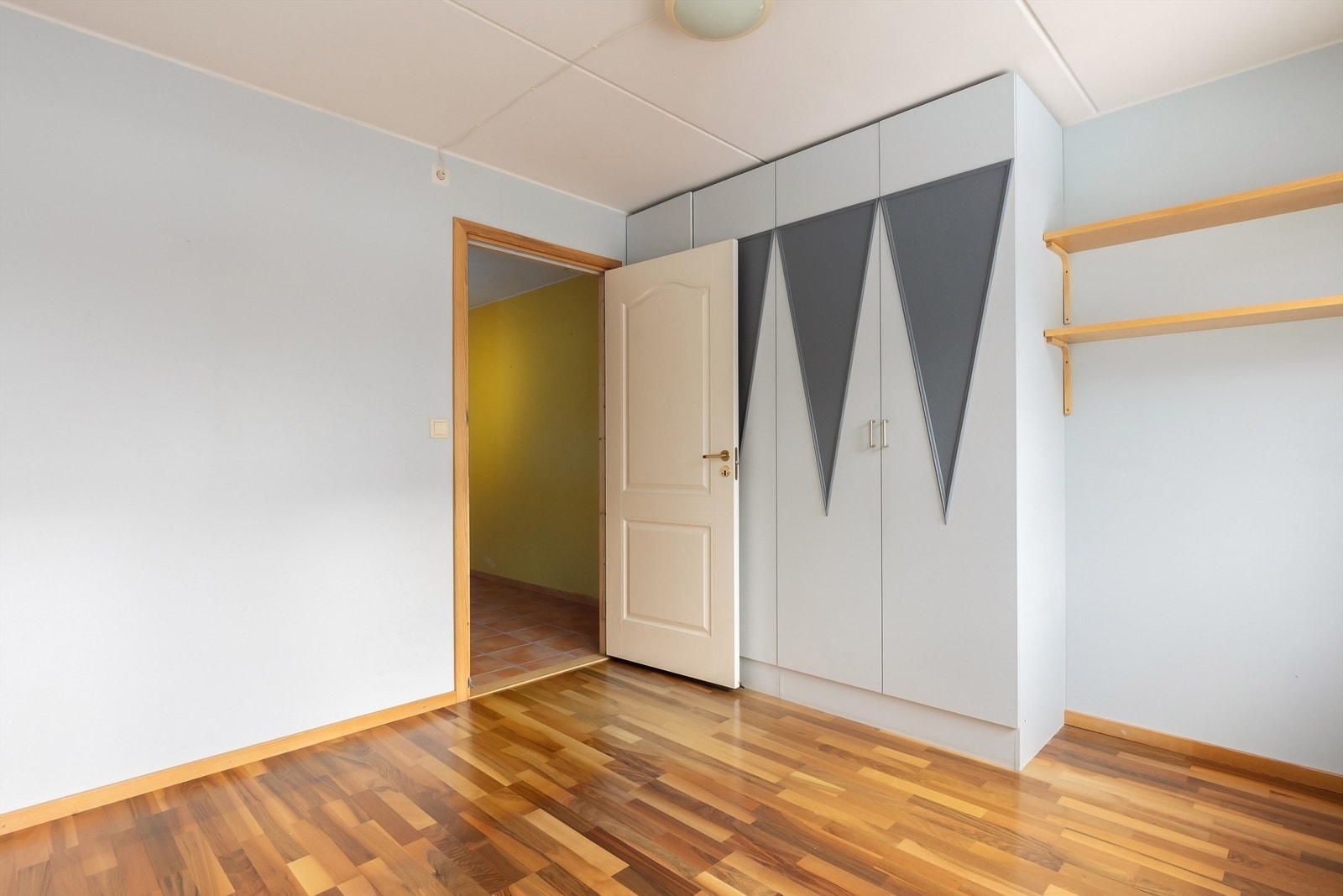 God oppbevaringsplass i garderobeskapet Galleribilde