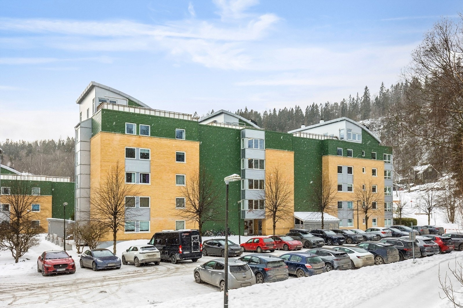 Her bor dere i flotte omgivelser tett på skogen og marka med nydelige turområder, og samtidig umiddelbar nærhet til barneskole, flere barnehager i nærområdet og kort avstand til butikker og servicefasiliteter Galleribilde