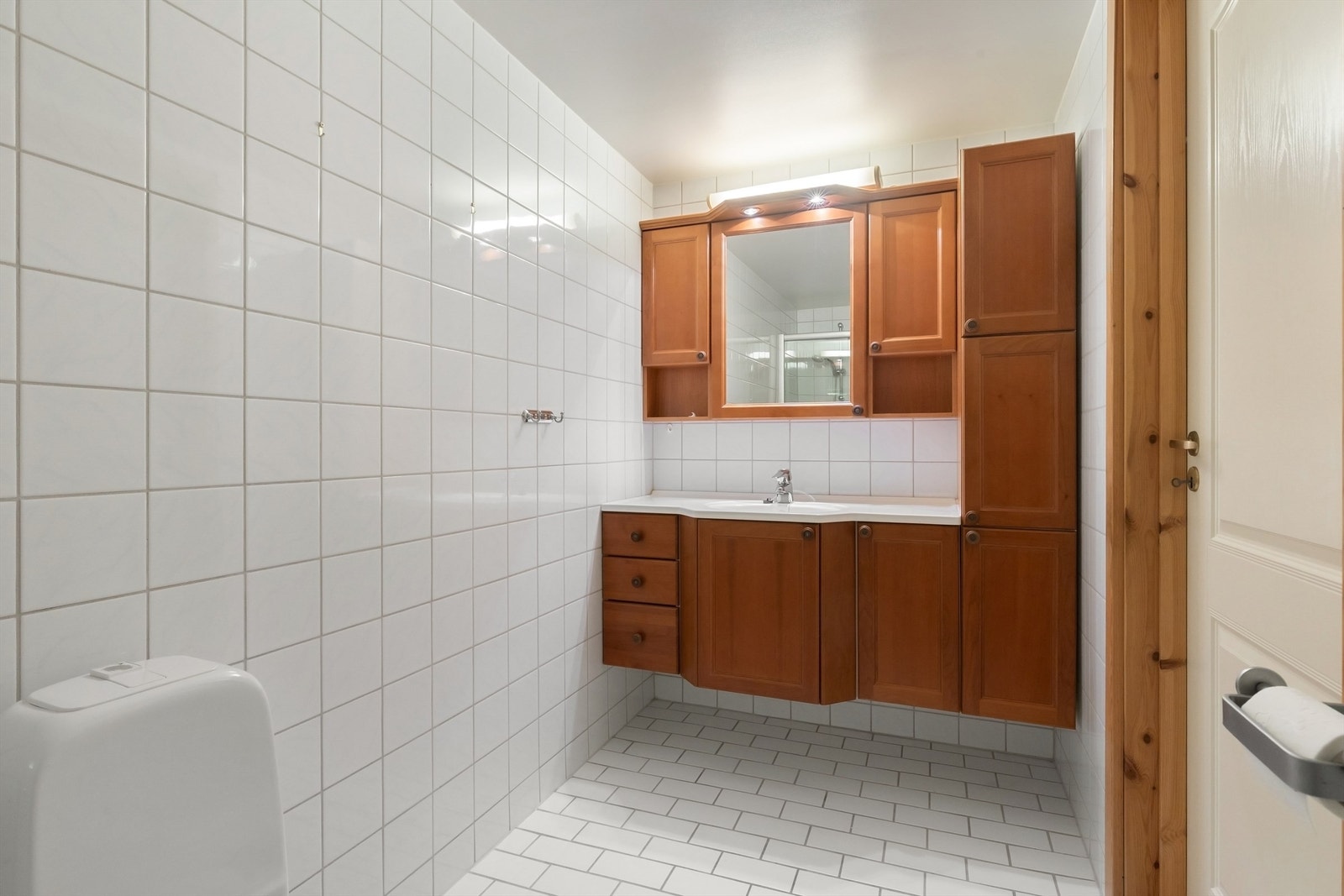 Pent baderom, praktisk plassert rett ovenfor soverommet Galleribilde