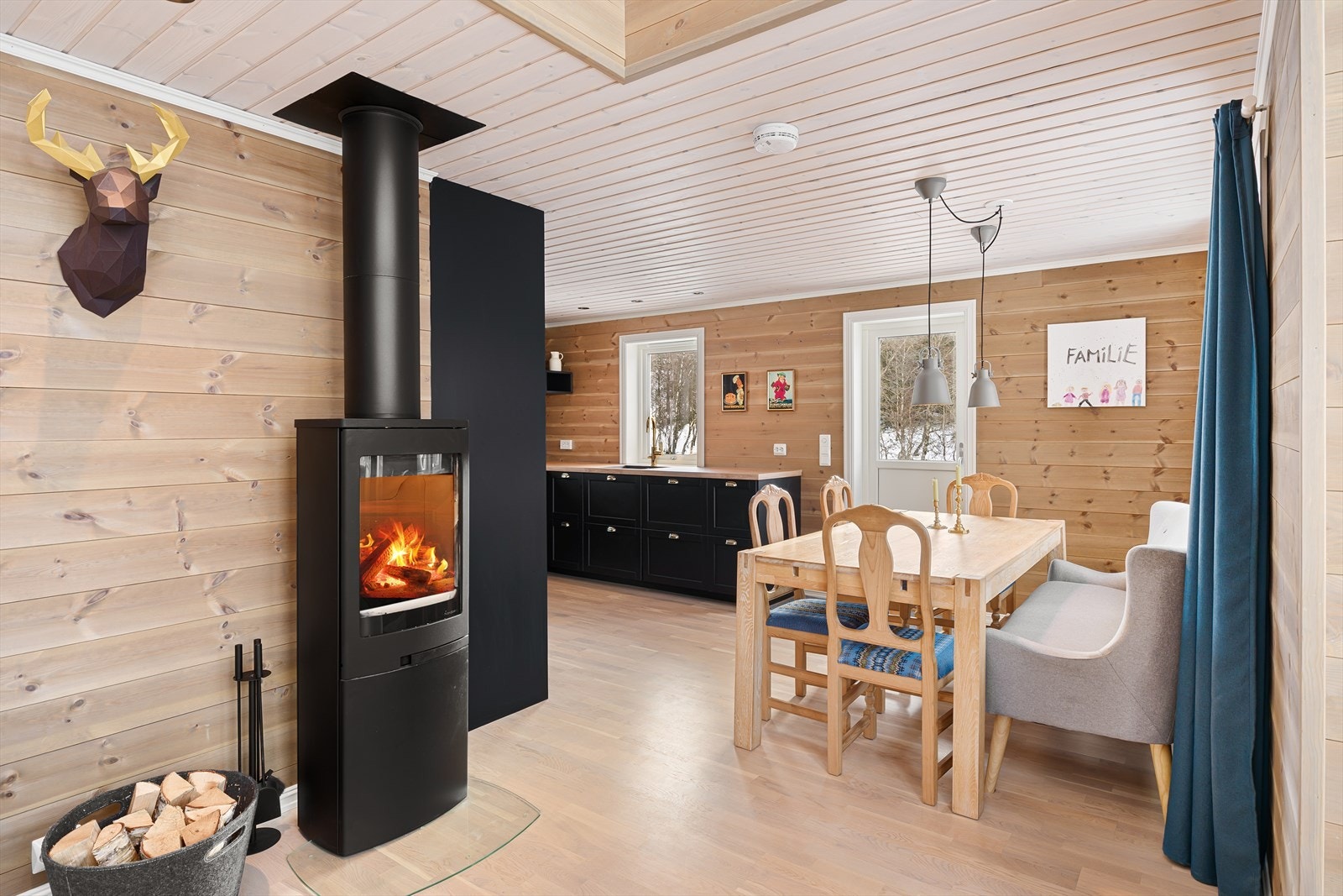 Vedovn med glassdør. Galleribilde