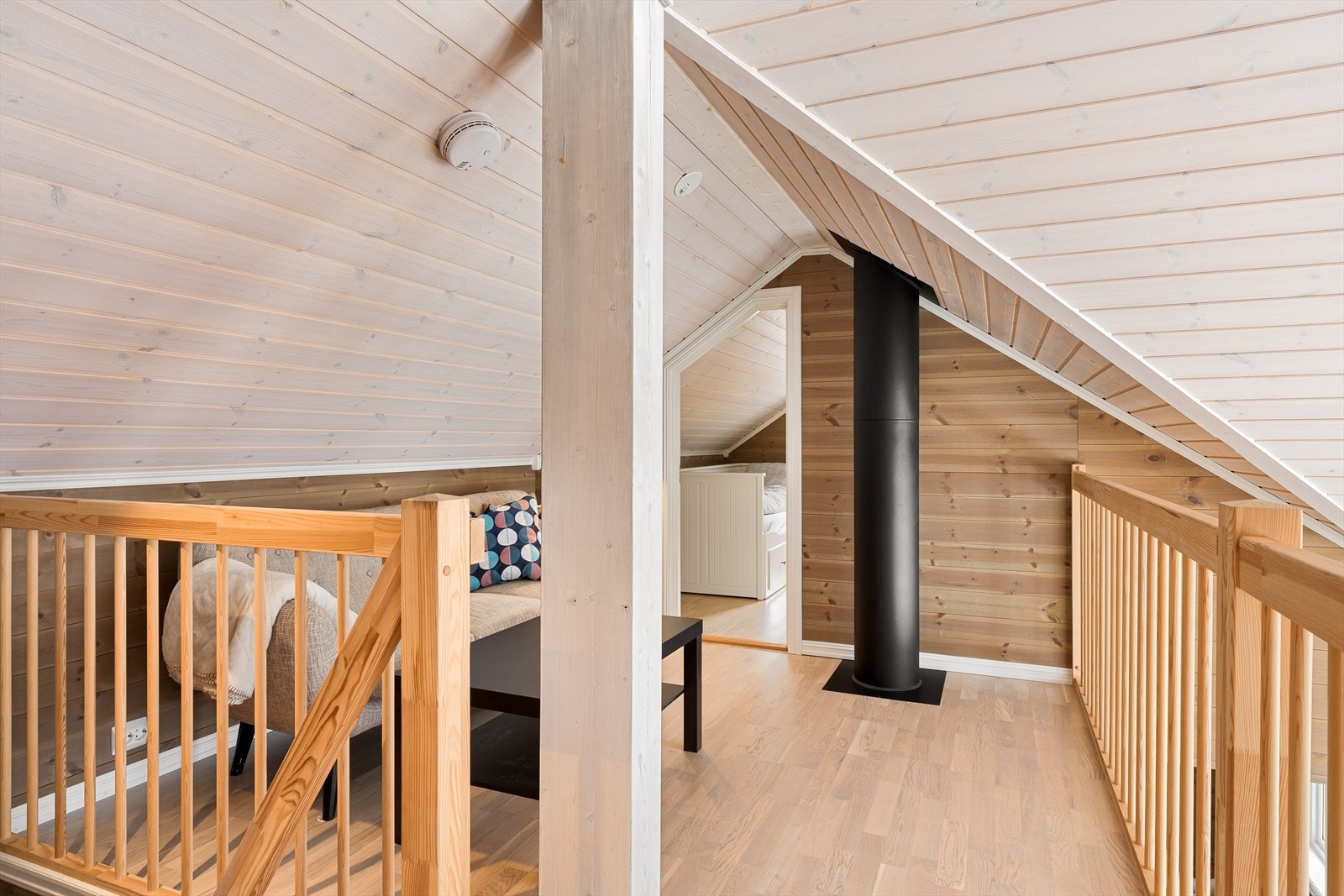 Her er det en liten tv-krok. Åpen løsning ned til stua i 1.etg. Hems har ikke målbart areal. Galleribilde