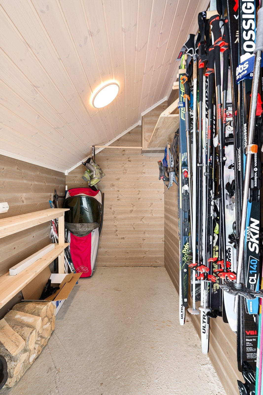 Bod med plass til ski og utstyr Galleribilde