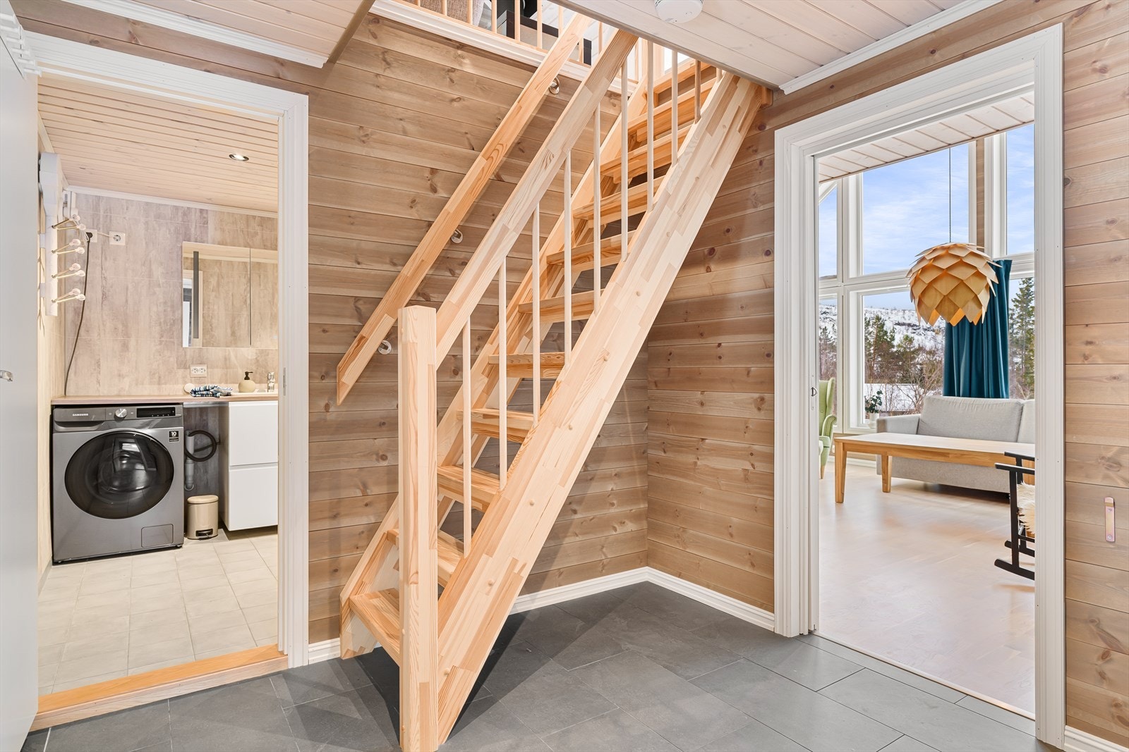 Fra gangen i 1.etg er det trapp opp til hems. Galleribilde