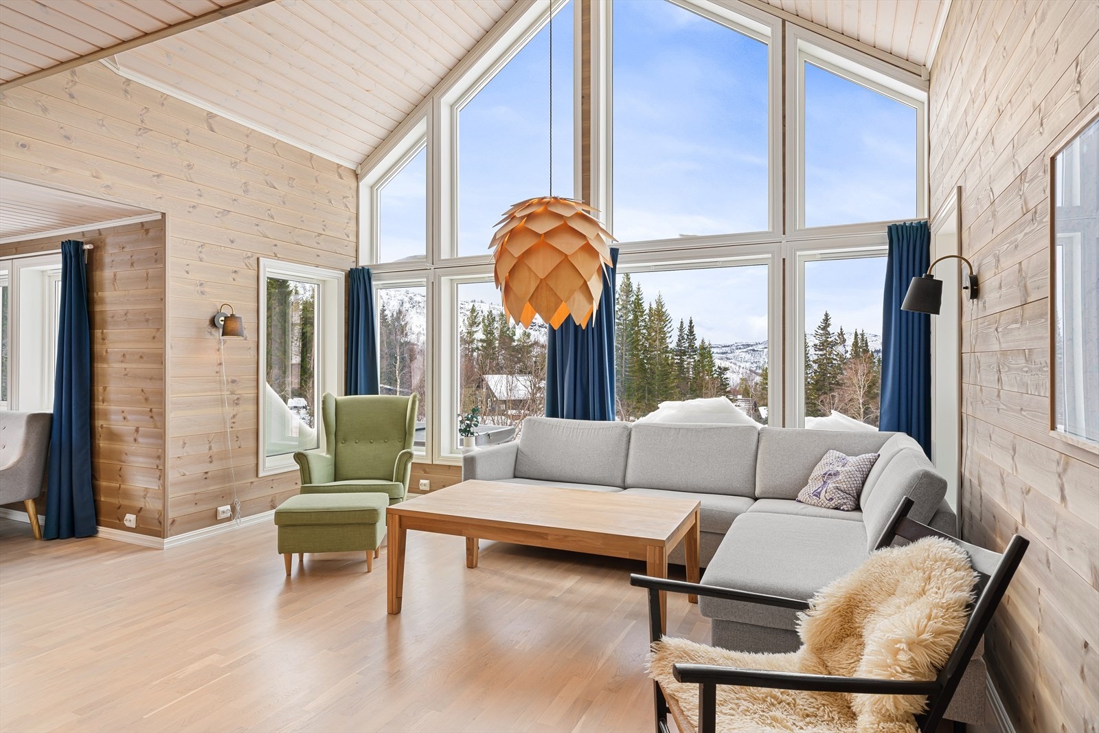 Stua oppleves romslig med god takhøyde og vinduer fra gulv til tak. Galleribilde