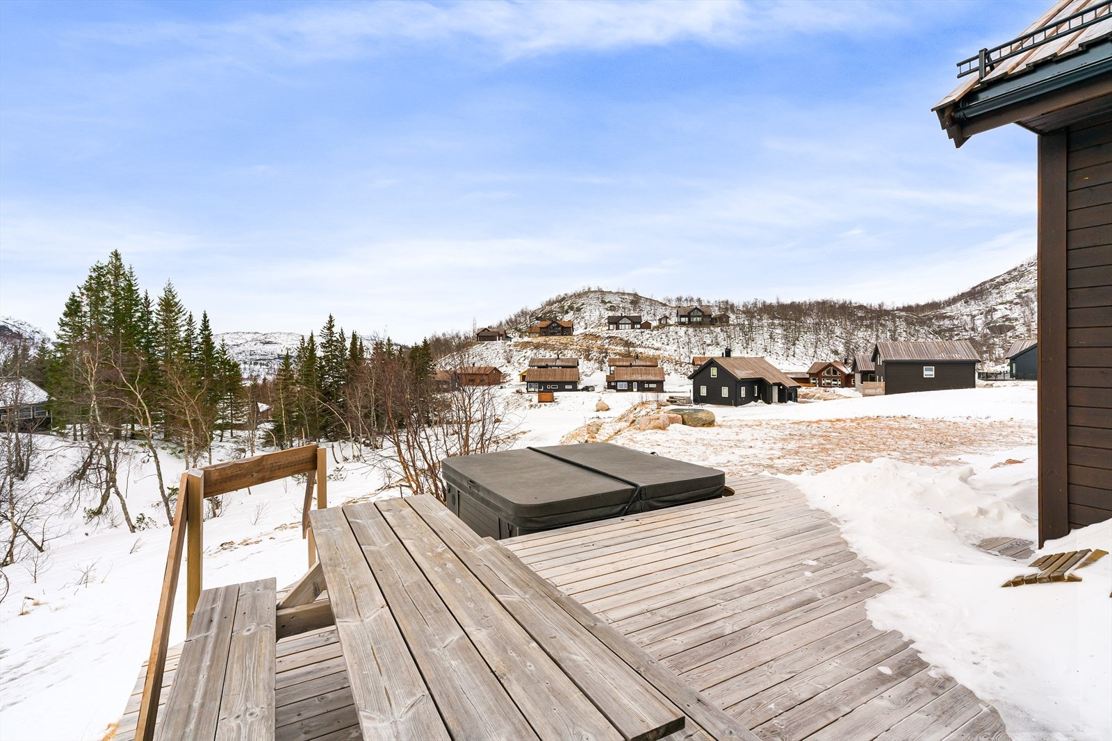 Stor og solrik terrasse (jacuzzi medfølger ikke) Galleribilde