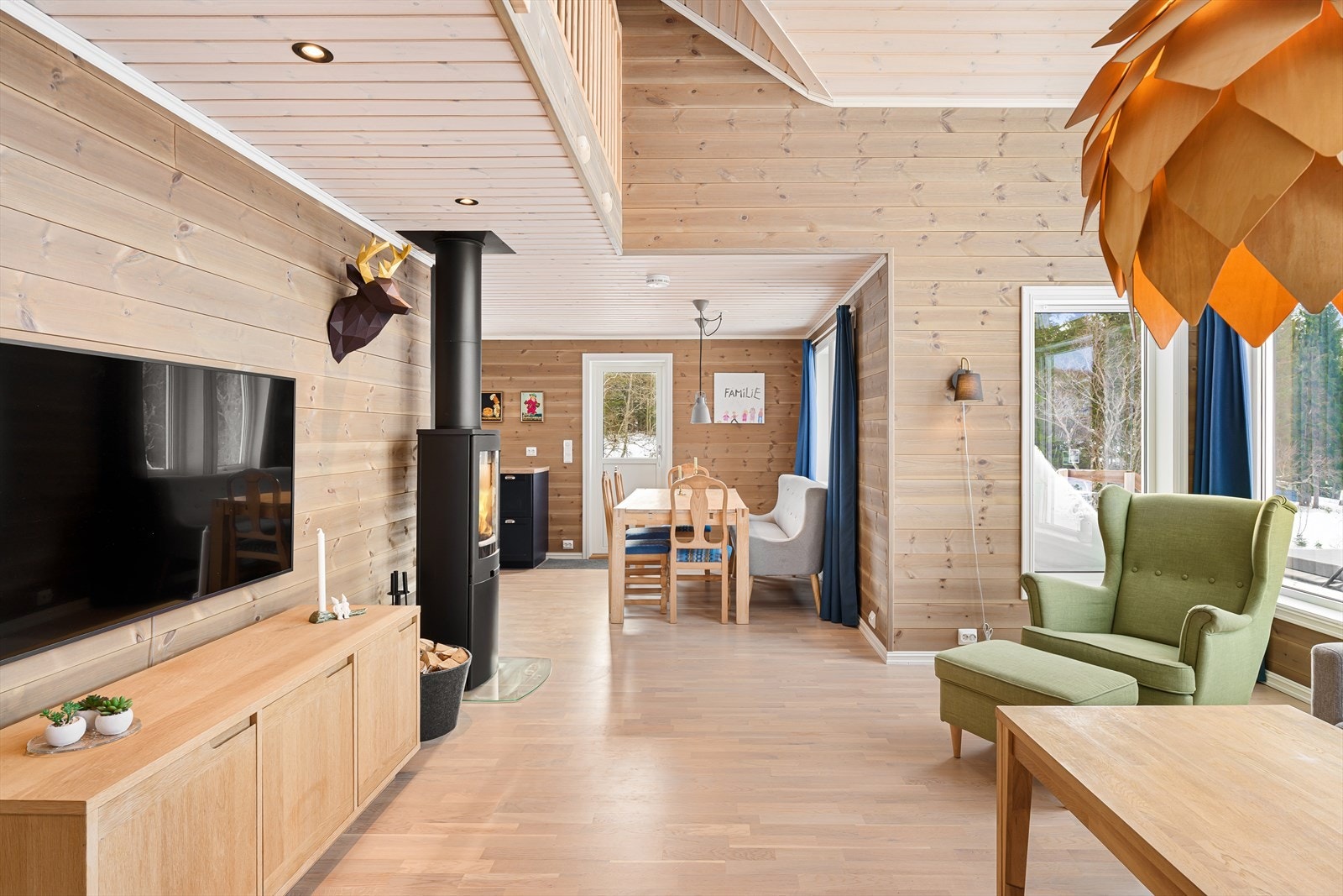 Parkett på gulv og behandlet panel på vegger. Galleribilde